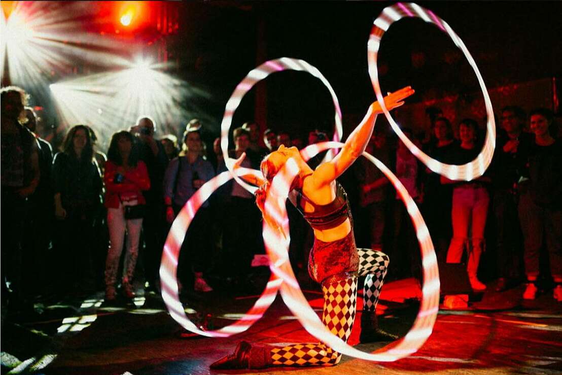 Kristin Lahoop mit illuminierten Hula Hoops