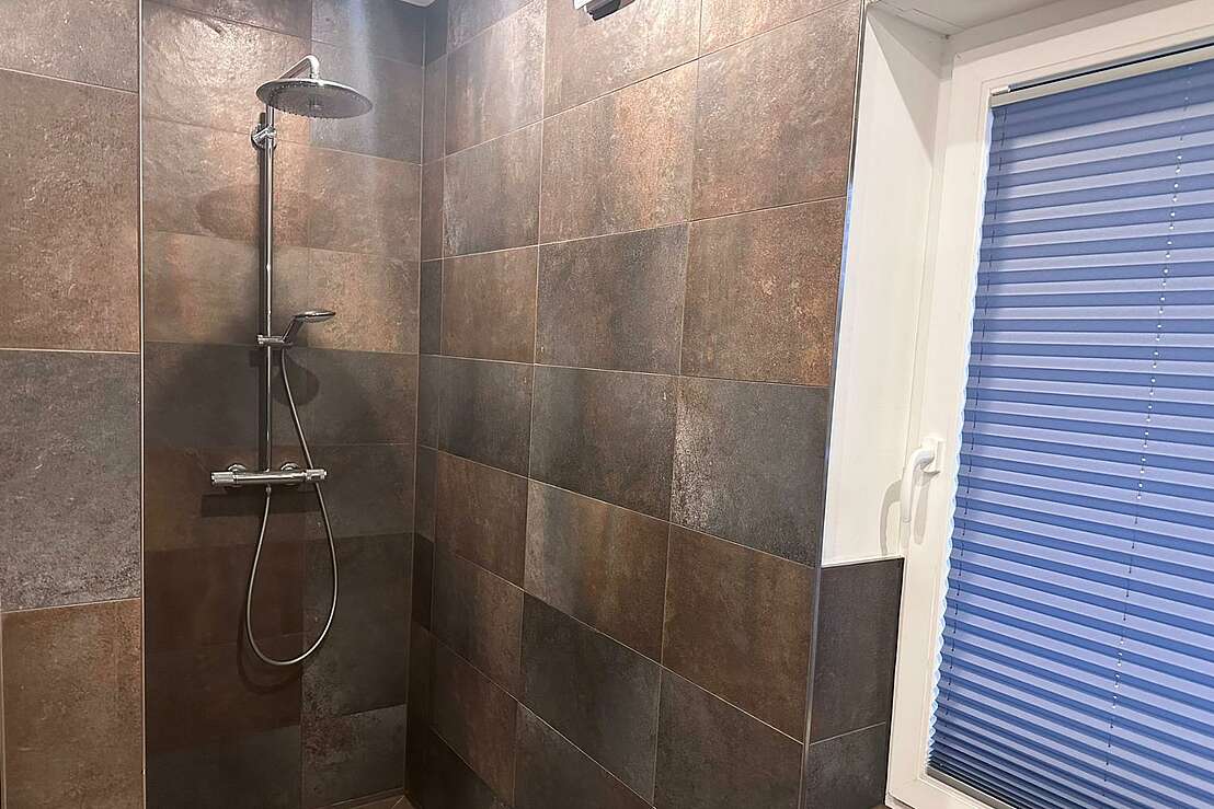 Große Duschen in jedem Bad