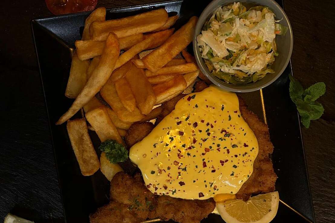 Schnitzel mit Sauce Hollandaise Schnitzel mit Sauce Hollandaise