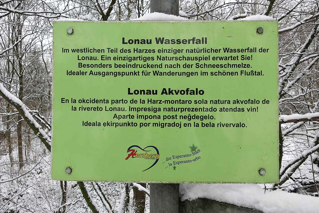 Hinweistafel am Lonauer Wasserfall © Ramessos via Wikimedia Commons CC BY-SA 4.0