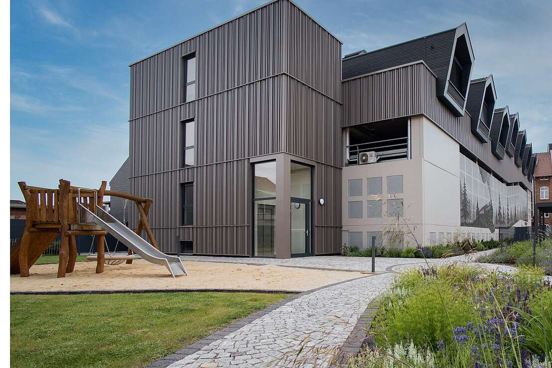 Tiny Seitenansicht mit Spielplatz Tiny Seitenansicht mit Spielplatz