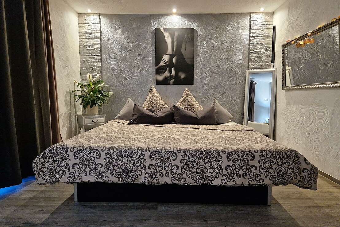 Spiegelzimmer mit Schwarzlicht