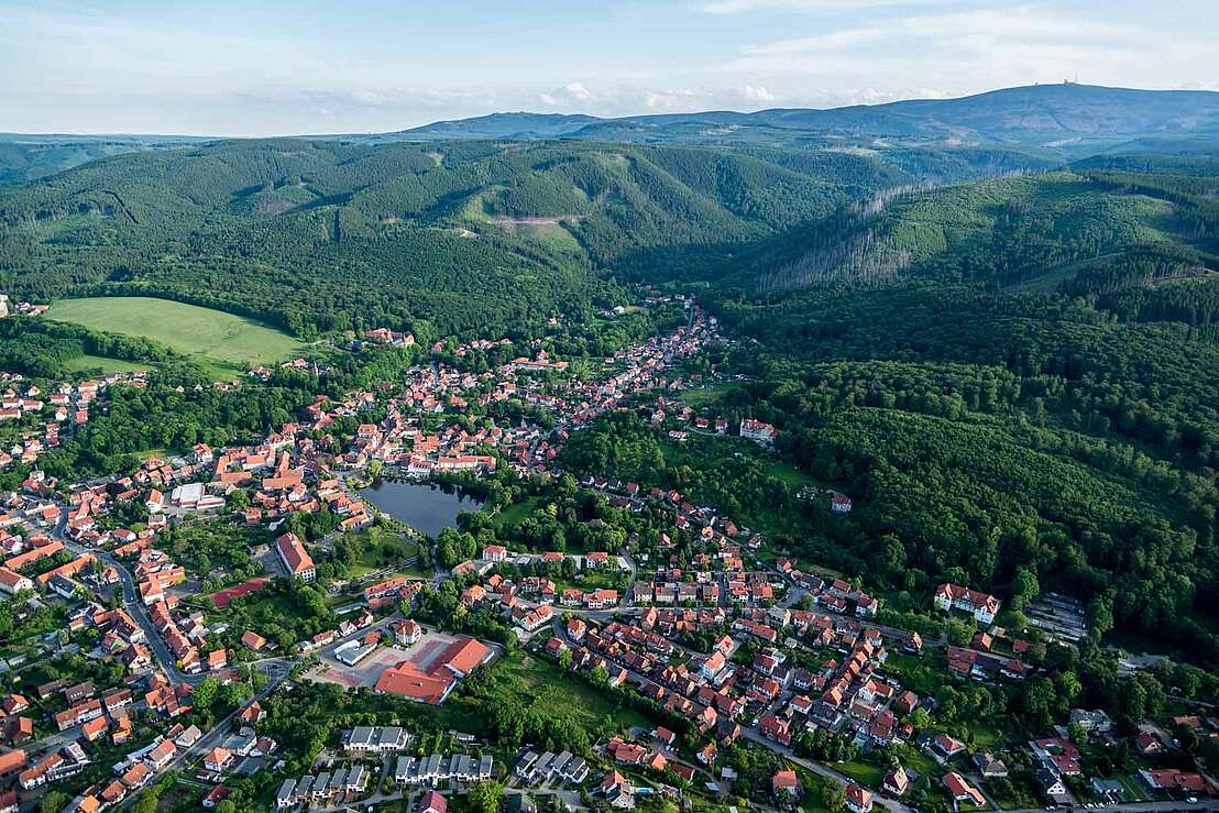 Blick über Ilsenburg zum Brocken