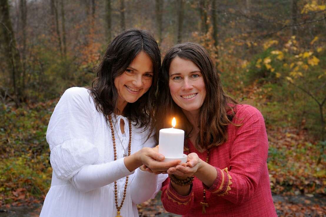 Satyadevi und Yogita eröffnen dir mystische Tore in der Natur