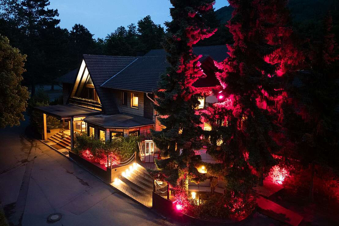 Hotel von Außen bei Nacht