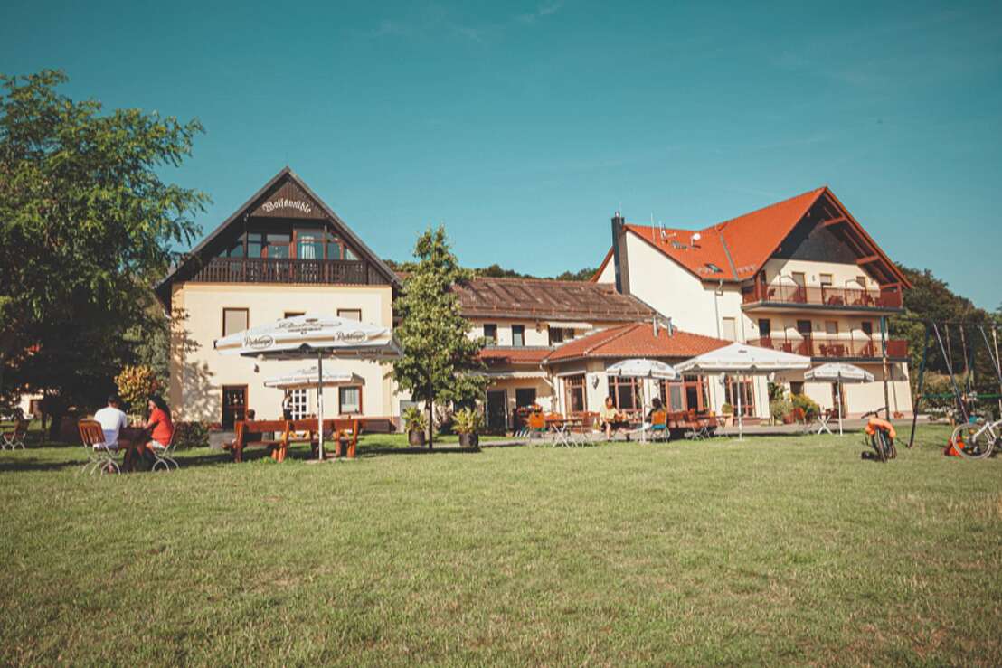 Außenansicht mit Garten