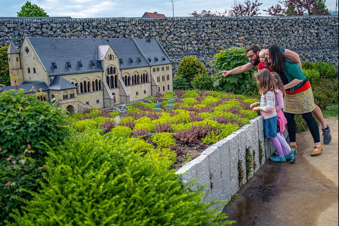 Familien bewundern die Kaiserpfalz Goslar
