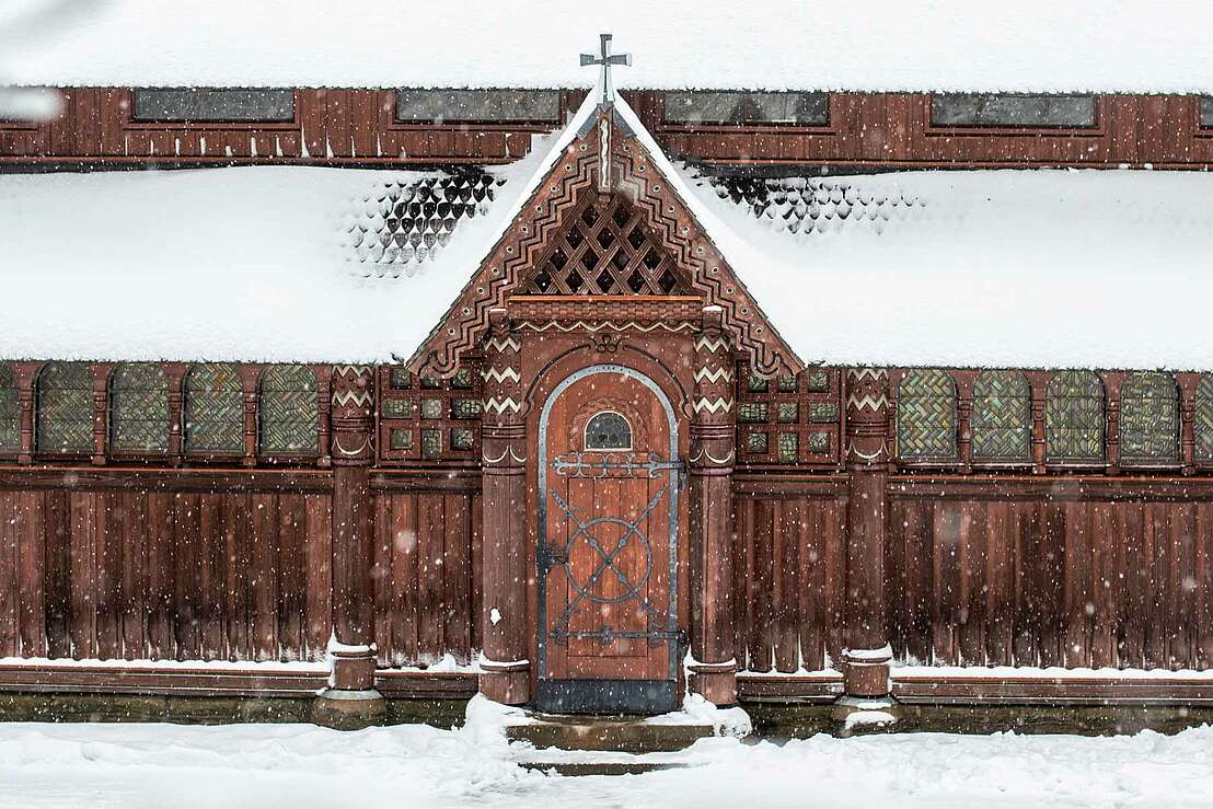 Gustav Adolf Stabkirche Detail außen schneebedeckt