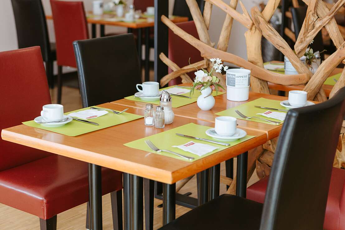 Frühstücksrestaurant mit eingedecktem Tisch