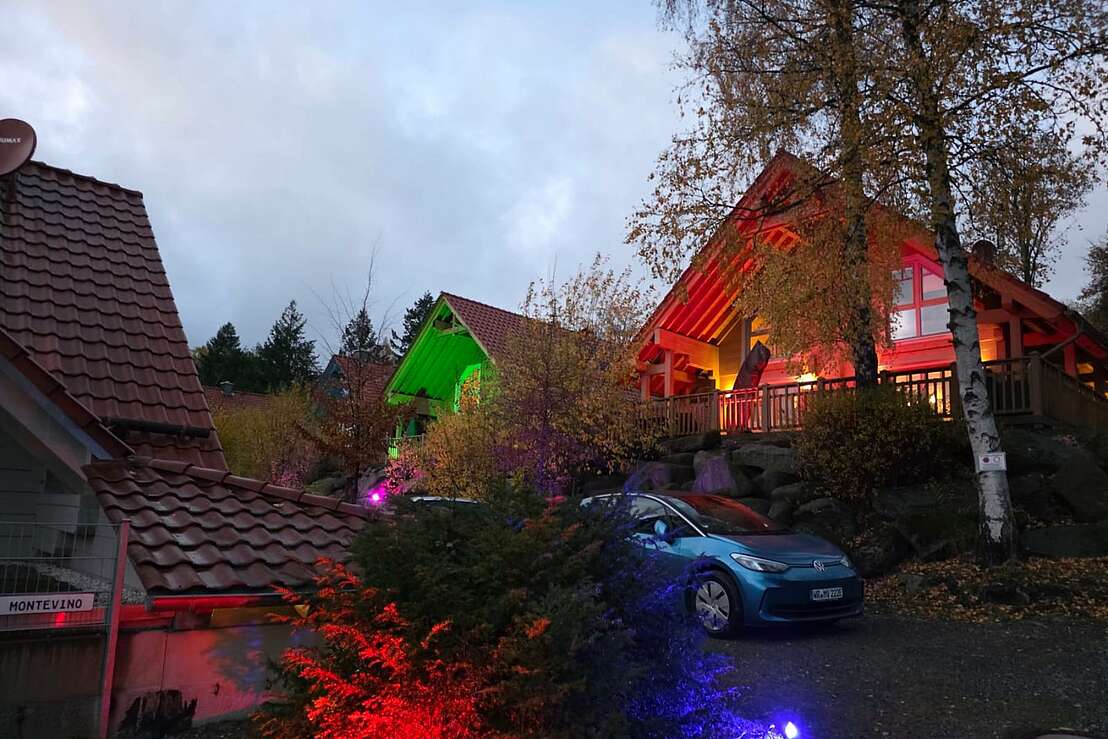 Beleuchtete Bergwaldlodges