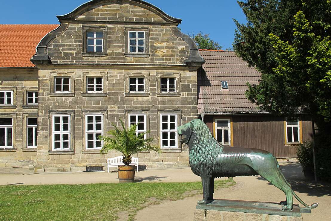 Bronzelöwe vor dem Schloss Blankenburg