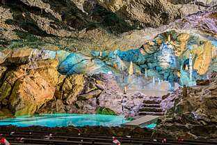Blick über den Wolfgangsee auf die untertägige Naturbühne im Goethesaal der Baumannshöhle. Blick über den Wolfgangsee auf die untertägige Naturbühne im Goethesaal der Baumannshöhle.