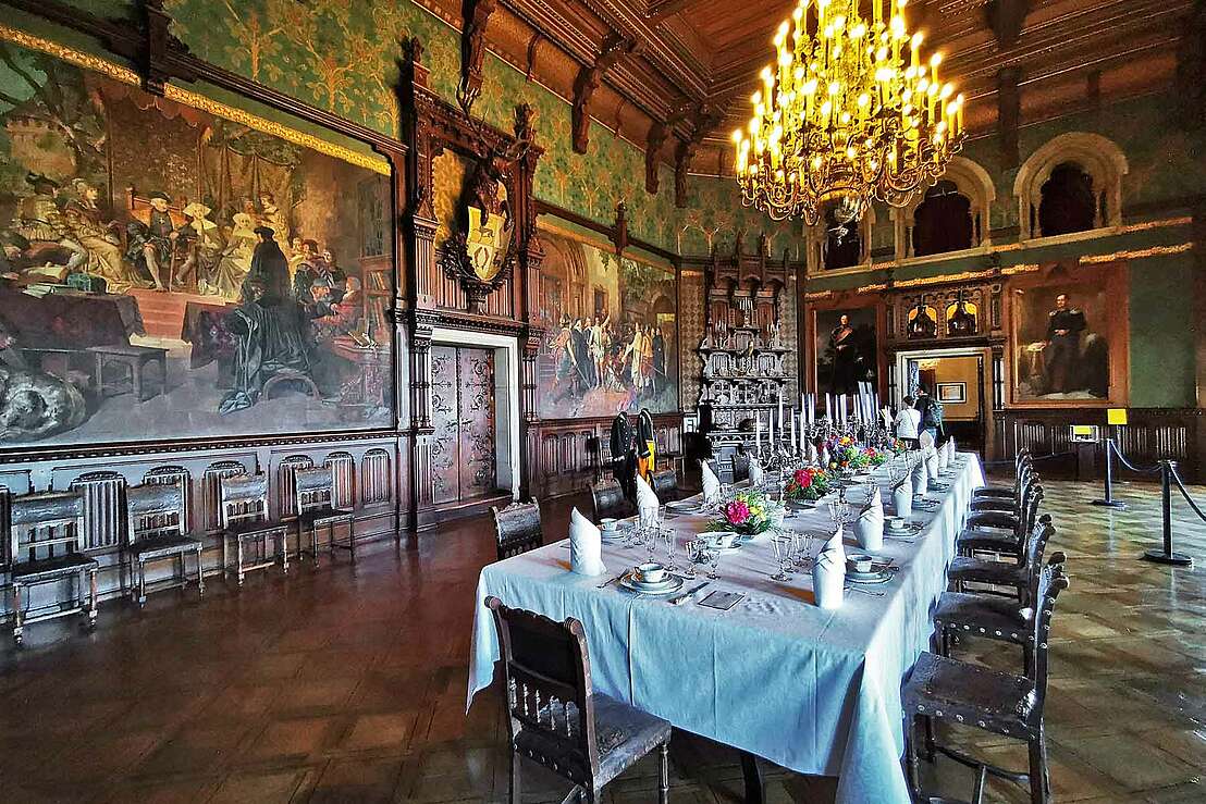 Speisesaal im Schloss - © Sirleonidas CC BY-SA 4.0 DEED