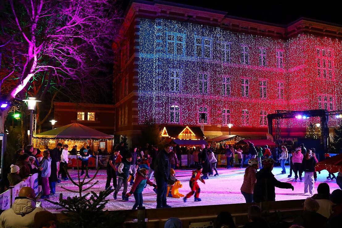 Eisbahn vor dem Jacobson-Haus