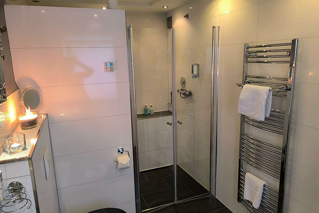 Badezimmer mit Dusche für zwei