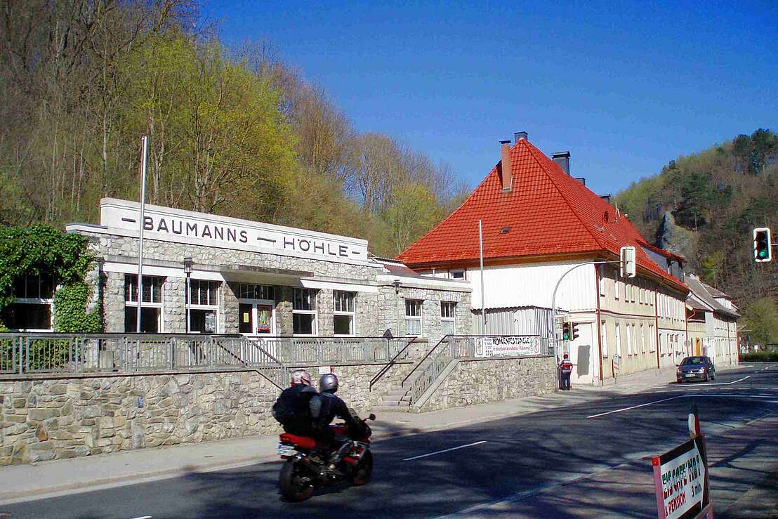 Baumannshöhle außen - © Hejkal via Wikimedia Commons CC BY-SA 2.0