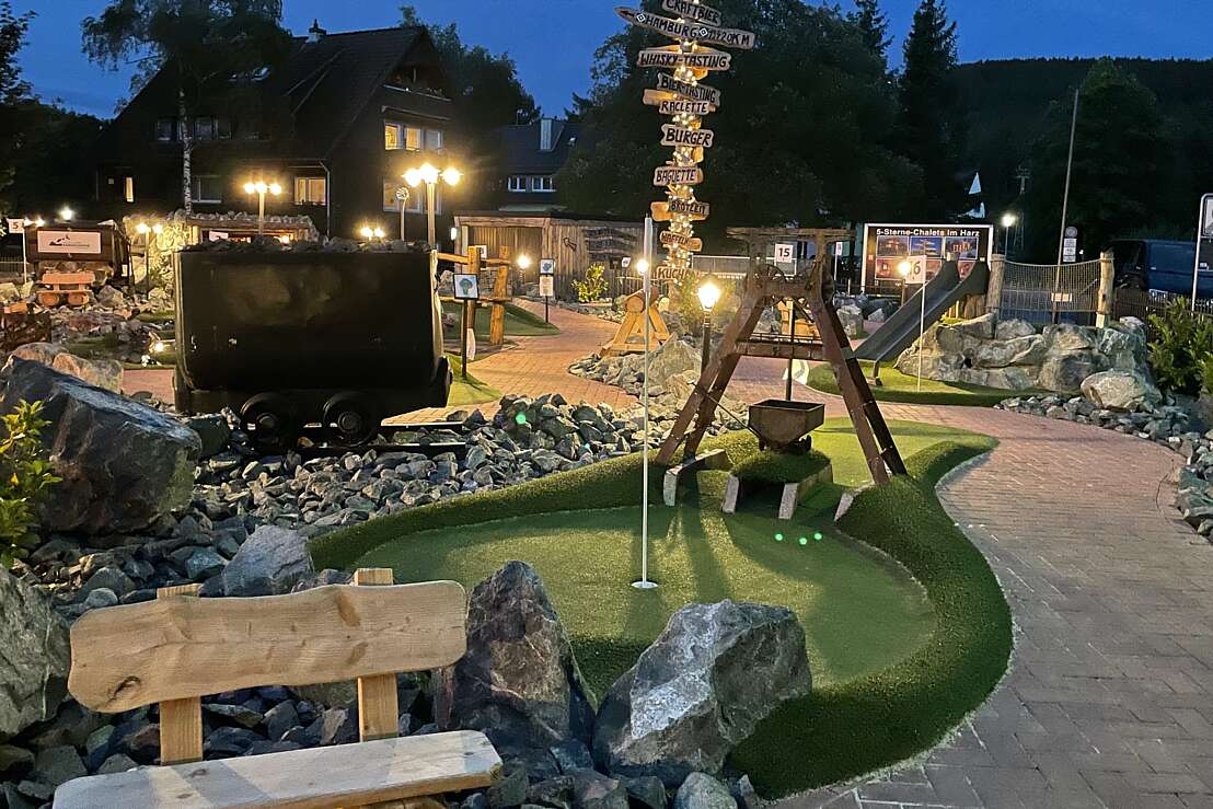 Beleuchtete Adventure-Golf-Anlage