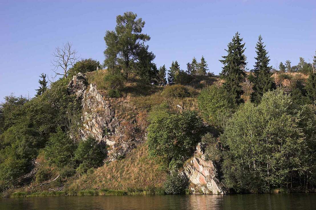 Burgfelsen Trageburg - © Kassadro via Wikimedia Commons CC BY-SA 3.0