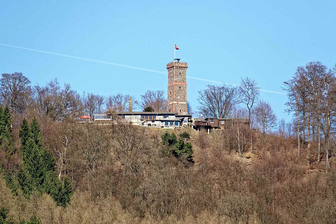 Bismarckturm Ansicht vom Hausberg - © Kassandro via Wikimedia Commons CC BY-SA 4.0