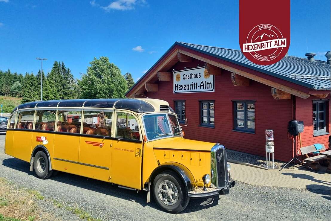 Oldtimerbus vor der Alm