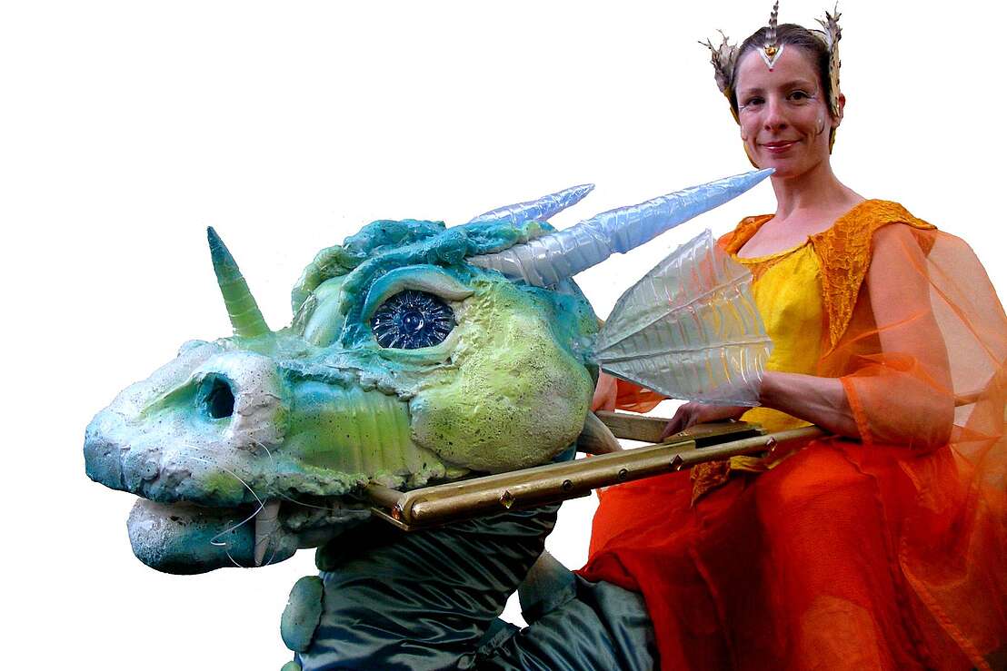 Stelzenanimation Wasserdrache Mura.