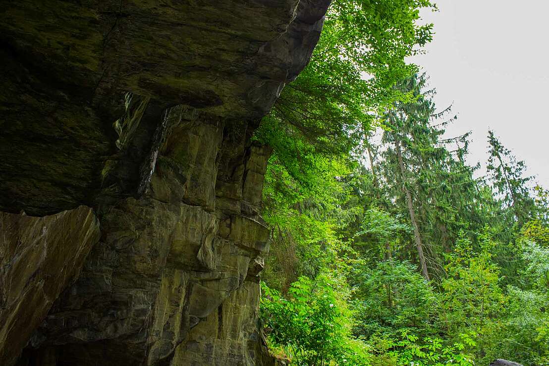 Schiefergestein am Eingang zur Bärenhöhle