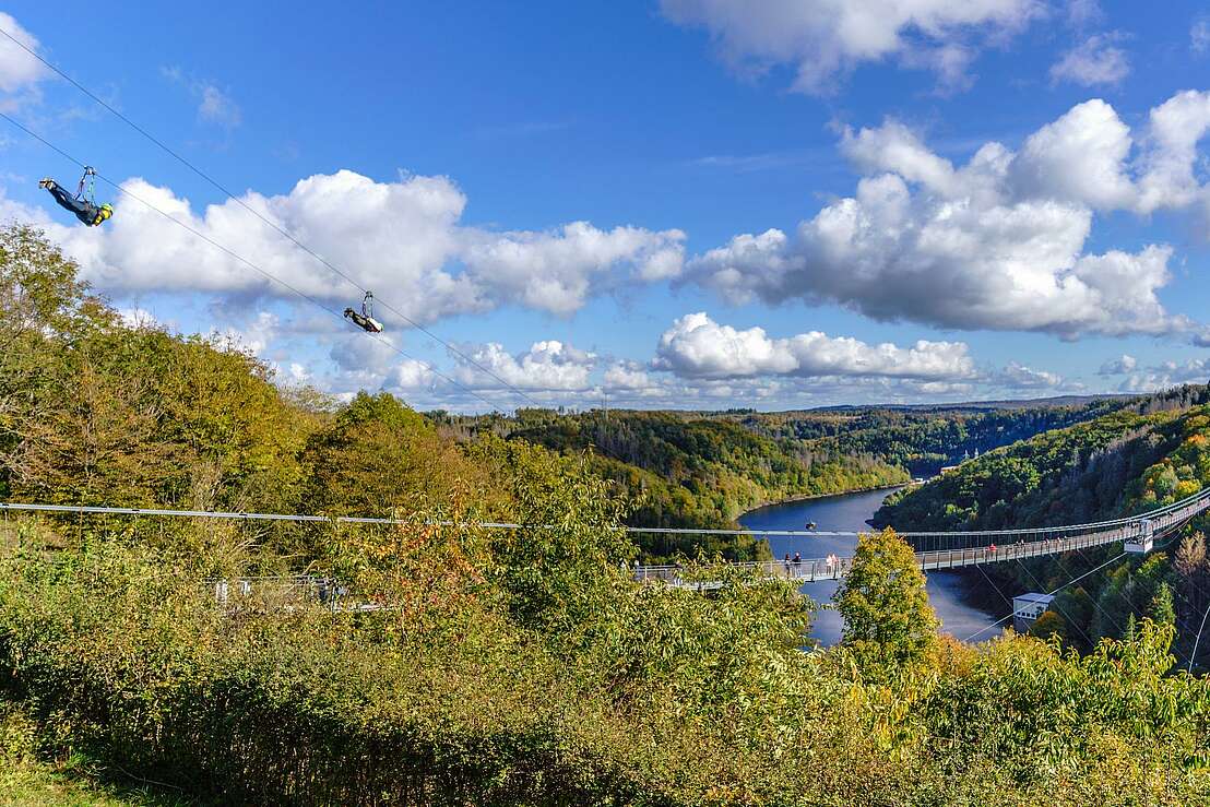 Hängebrücke mit Flieger