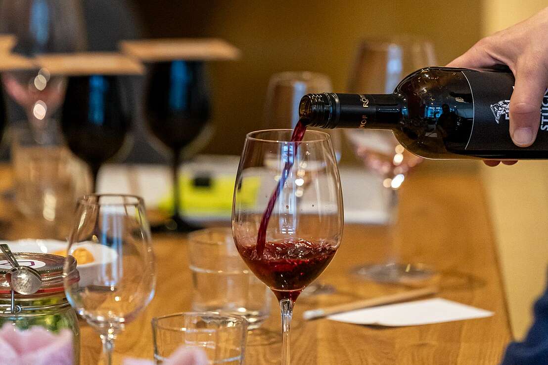 Rotwein einschenken