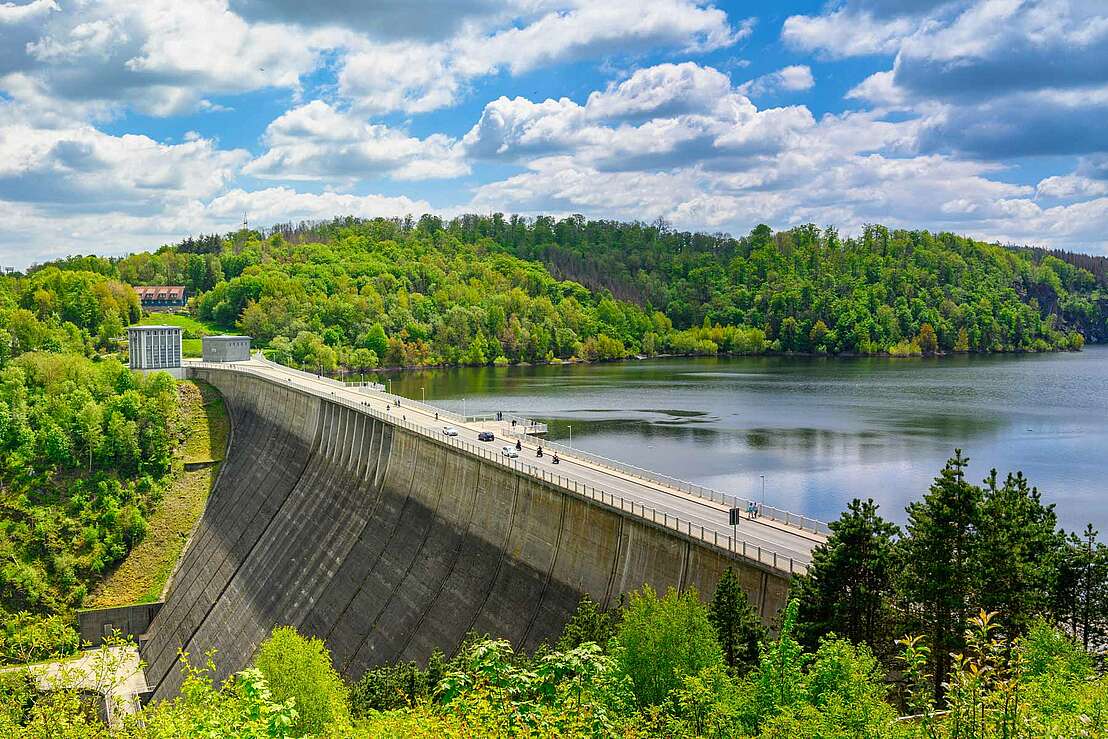 Ansicht von Nord nach Süd über die Staumauer