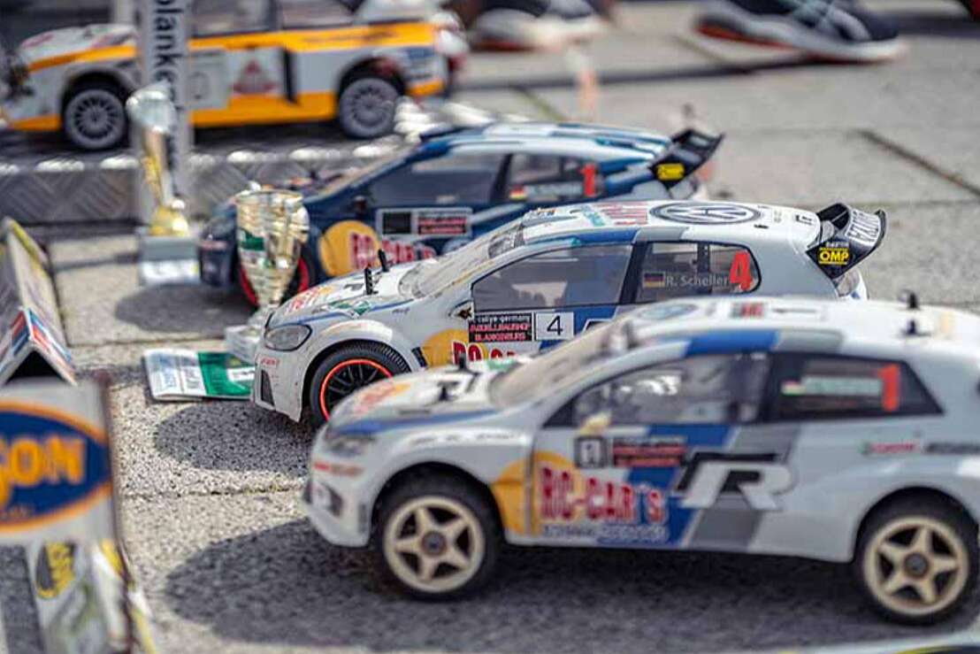 Modell-Rennautos werden ausgestellt