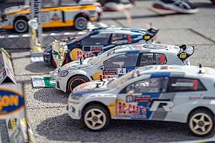 Modell-Rennautos werden ausgestellt