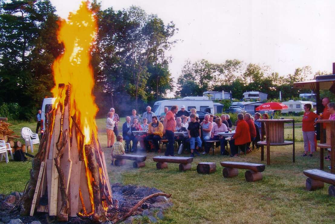 Reisegruppe am Lagerfeuer