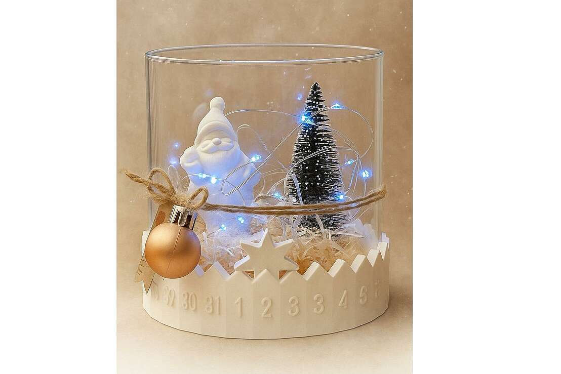 Weihnachtsmann im Glas mit Baum & Licht Weihnachtsmann im Glas mit Baum & Licht