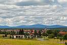 Blick über Hasselfelde zum Brockenmassiv