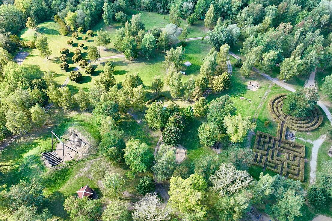 Abenteuerspielplatz Spielgeräte und Parkanlage 