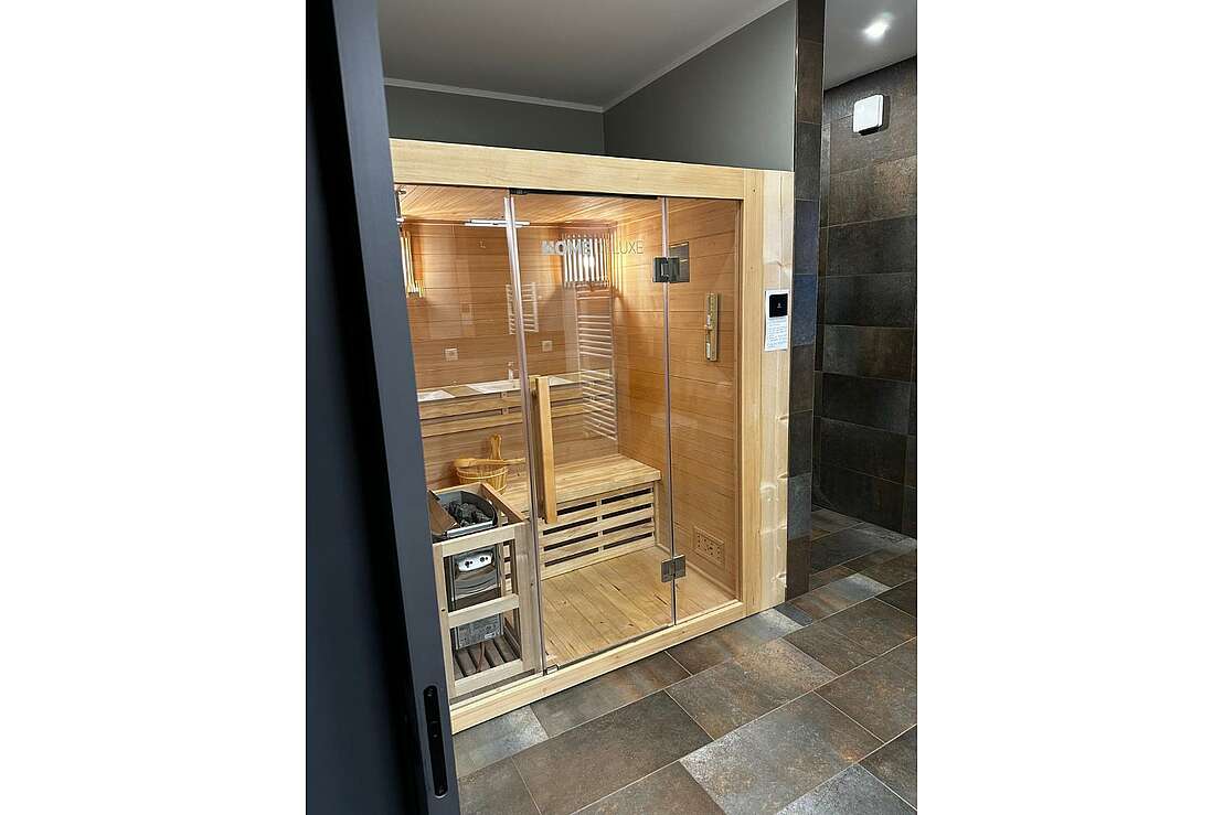 Eigene Sauna (NUR in den oberen Wohnungen verfügbar) Eigene Sauna (NUR in den oberen Wohnungen verfügbar)