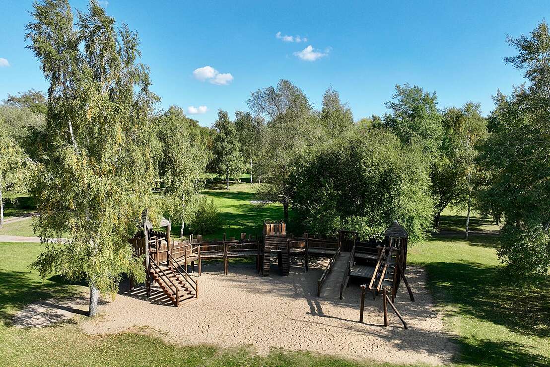 Abenteuerland mit Ritterburg und Spielgeräten