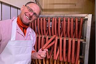 Lars macht Würstchen