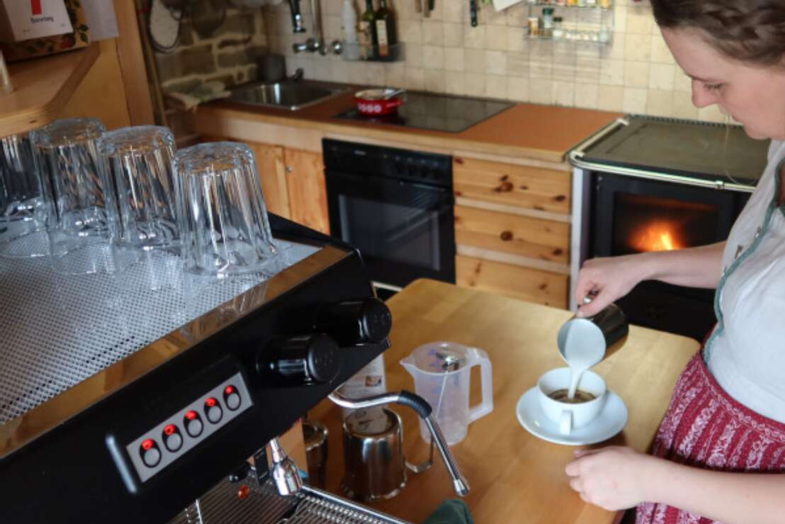 Küche mit Kaffeemaschine