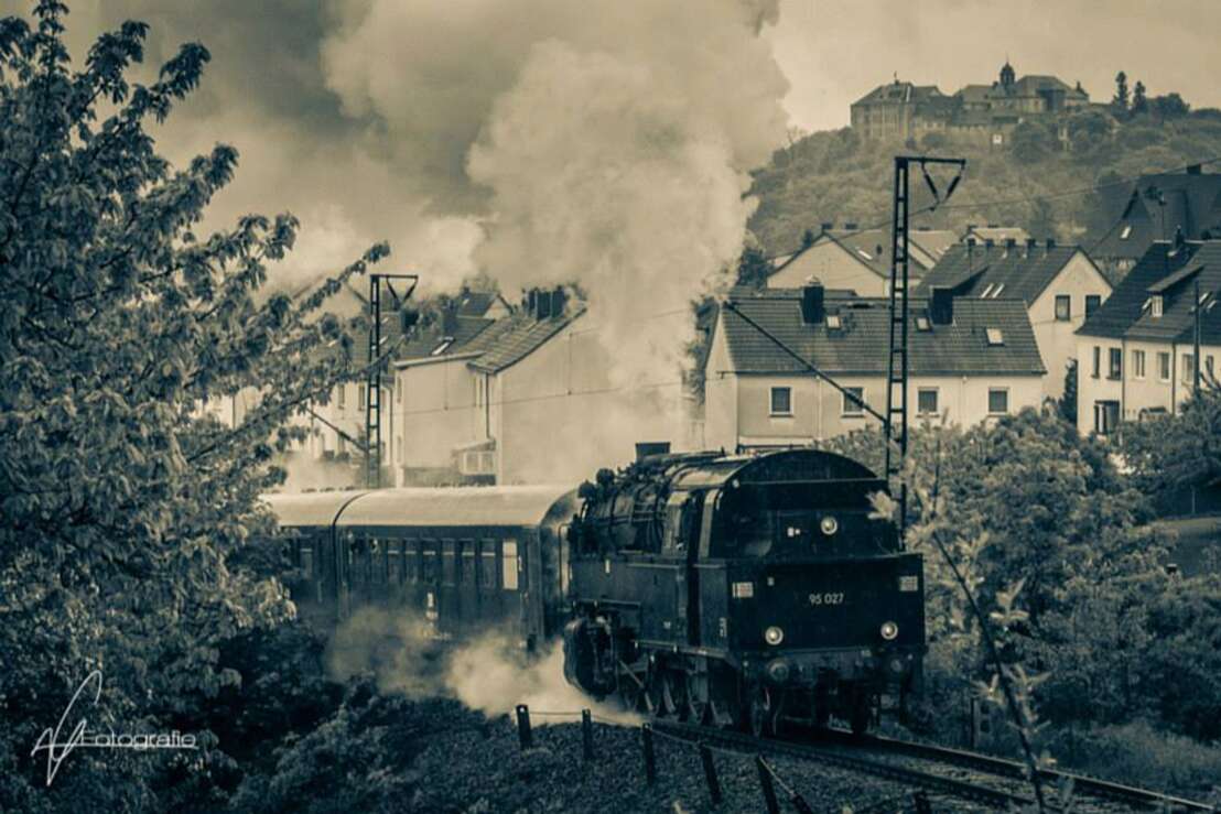 Dampflok 95 027 mit Personenwaggons Berg auf 