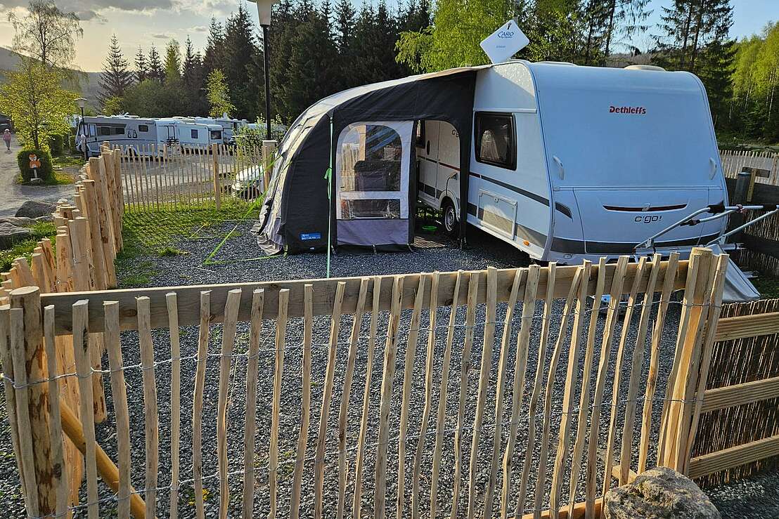 Campingplatz mit Zaun Campingplatz mit Zaun