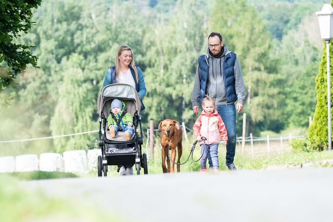 Familie spaziert im Grünen