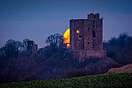 Mondaufgang hinter der Burg