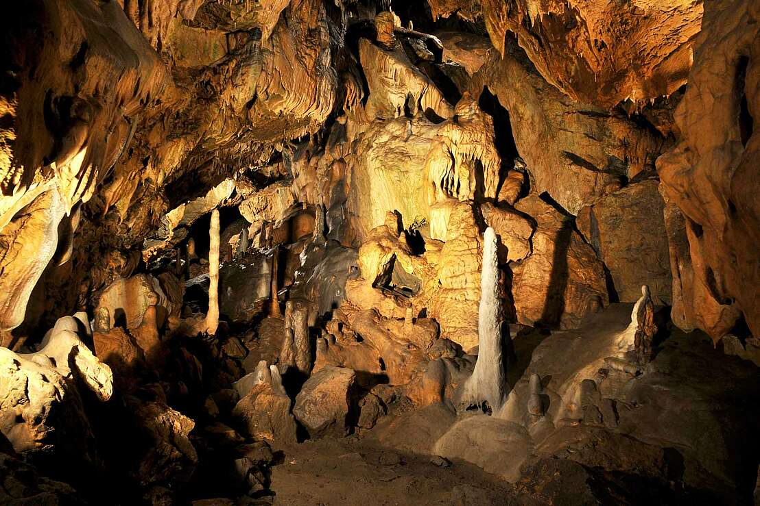 Verwirrendes Spiel von Licht und Farben in der Baumannshöhle