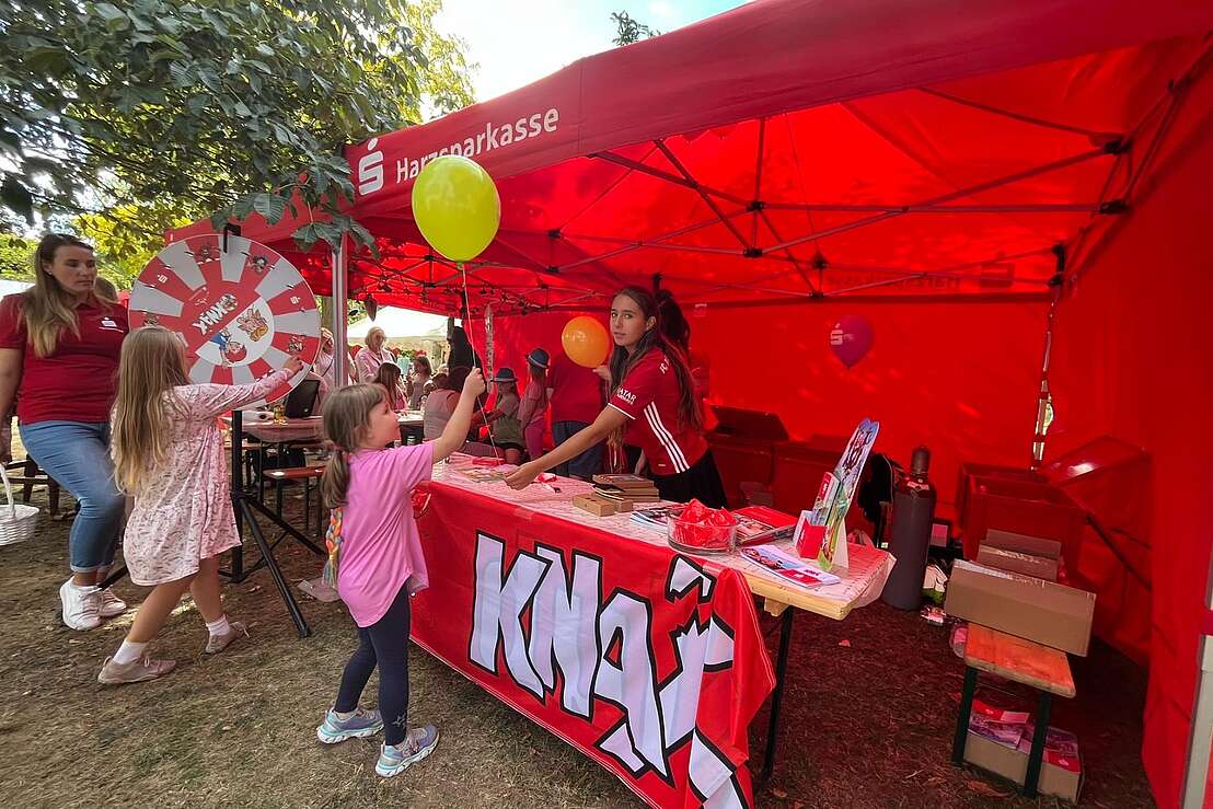 Luftballons und Tombola erfreuen die Herzen. 