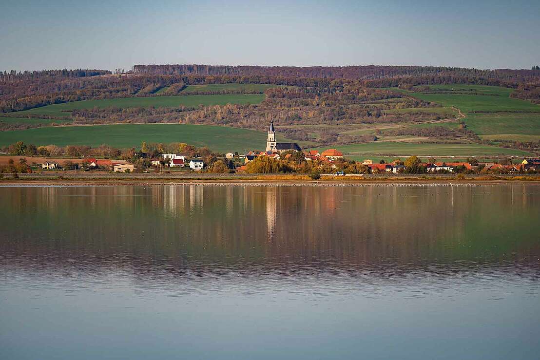 Blick über den See auf Berga