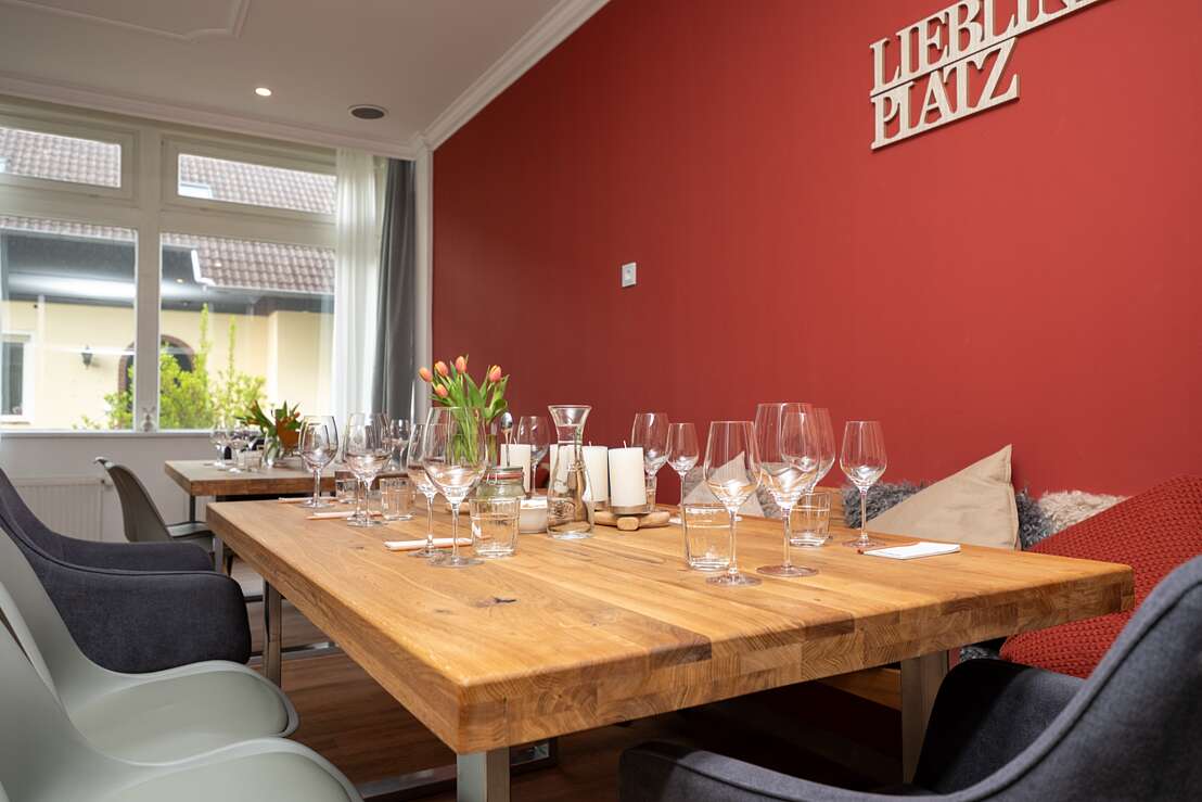 Weinprobe im Wohnzimmer