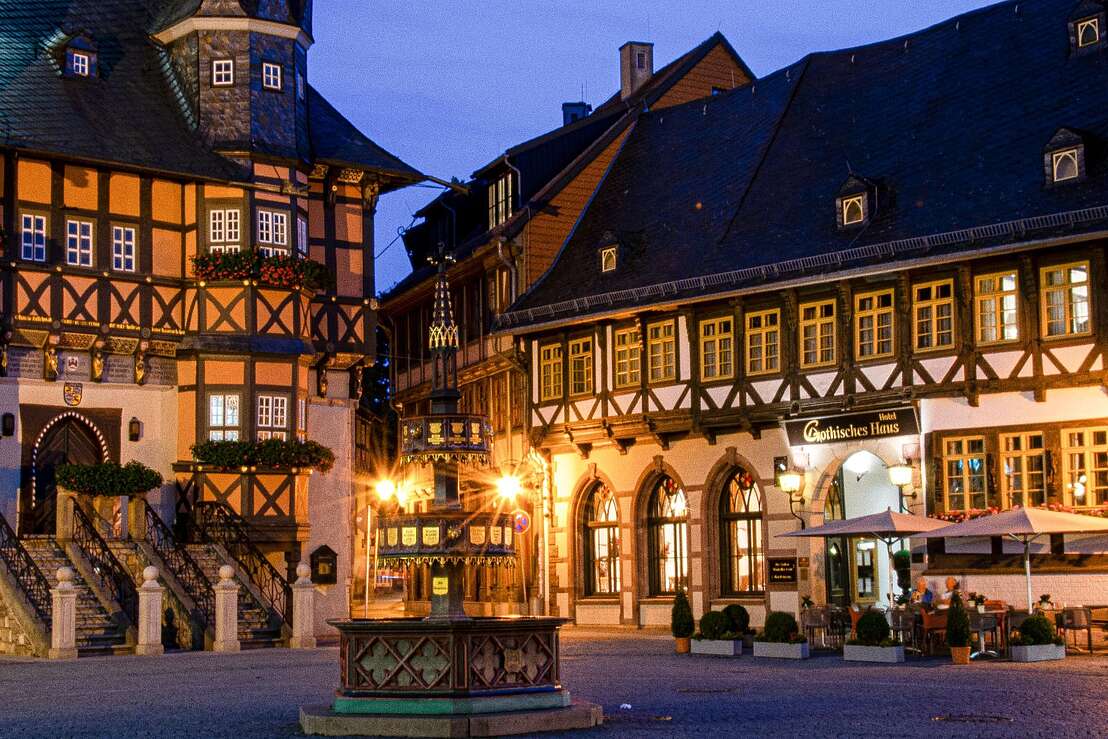 Außenansicht Gothisches Haus mit Marktplatz und Rathaus zur blauen Stunde