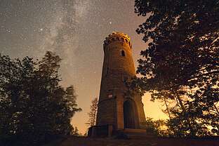 Der Kaiserturm auf dem Armeleuteberg unterm Sternenhimmel