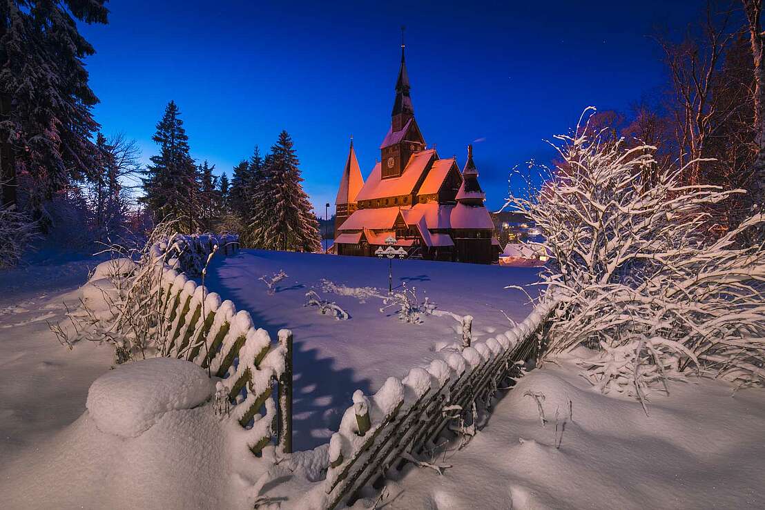 Gustav Adolf Stabkirche im Winter mit Abendbeleuchtung